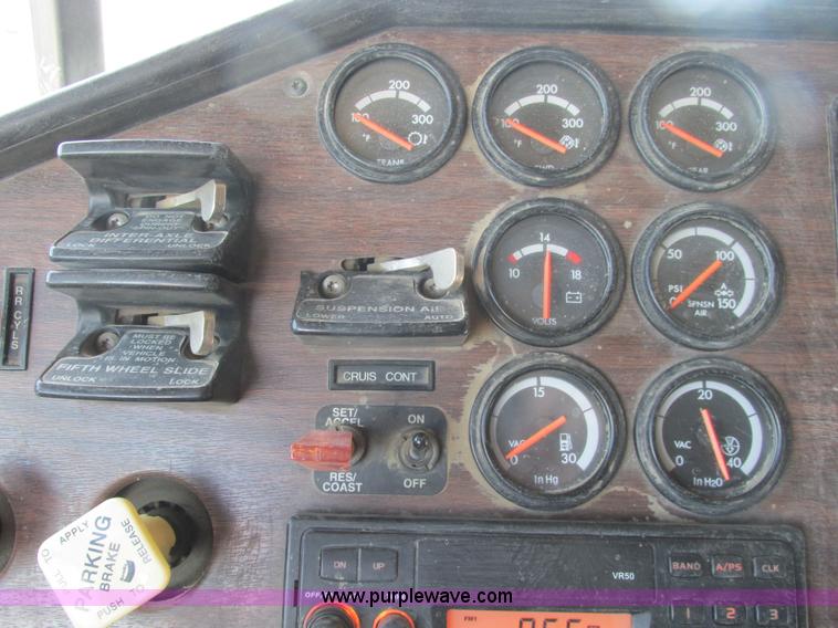 image for item A8781 1997 Freightliner FLD semi truck