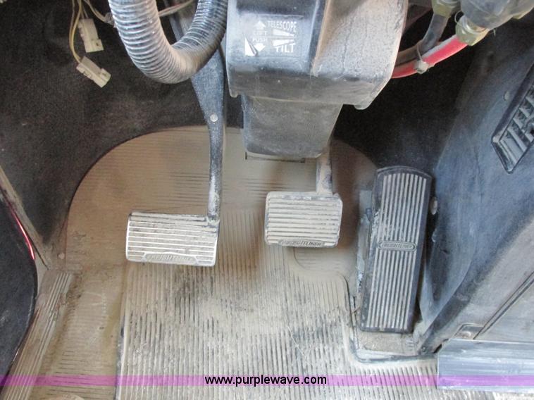 image for item A8781 1997 Freightliner FLD semi truck