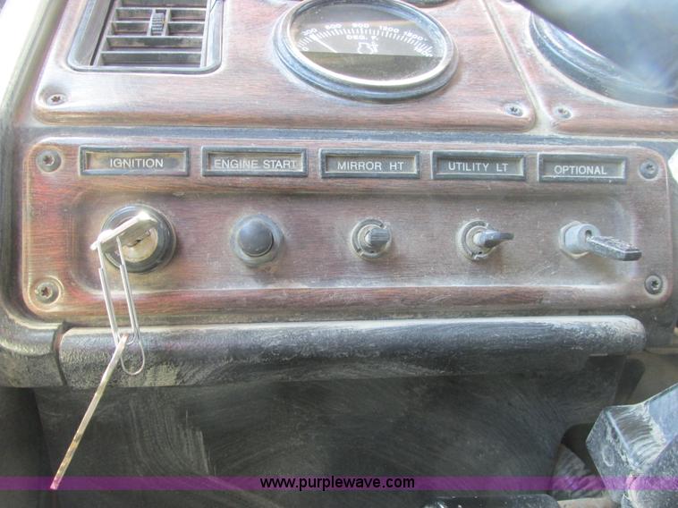 image for item A8781 1997 Freightliner FLD semi truck