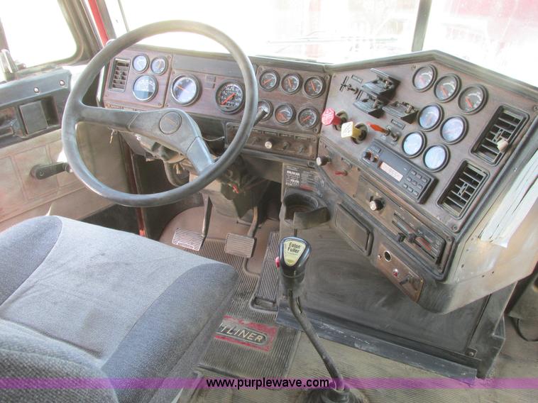 image for item A8781 1997 Freightliner FLD semi truck
