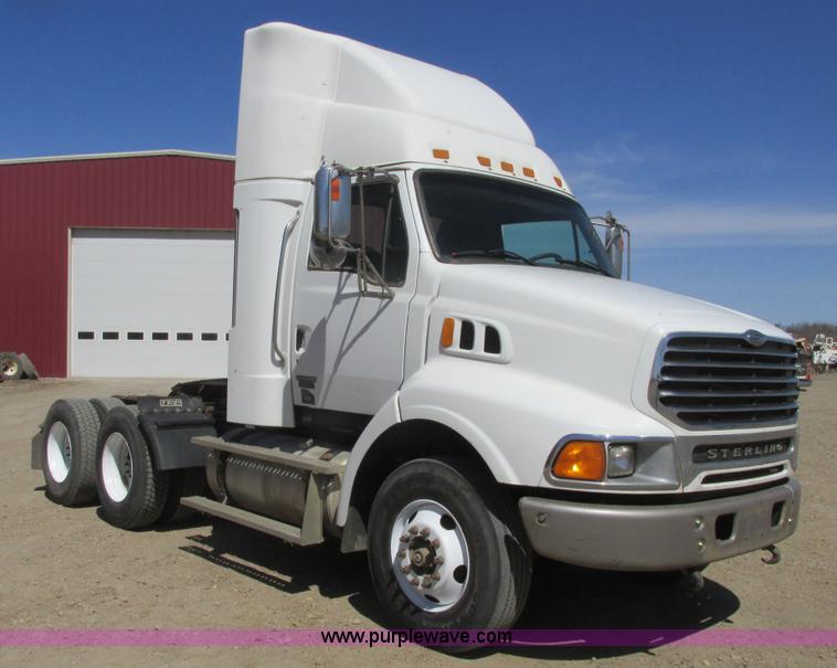 image for item A8782 2007 Sterling L9500 semi truck