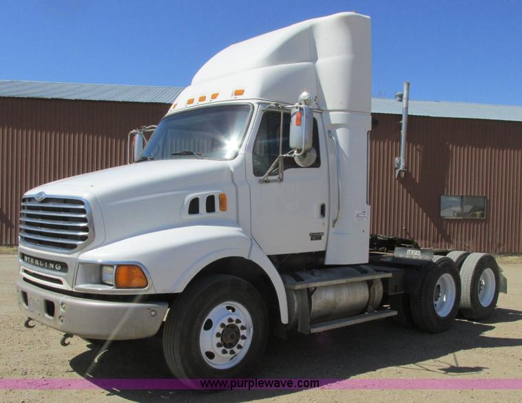 image for item A8782 2007 Sterling L9500 semi truck