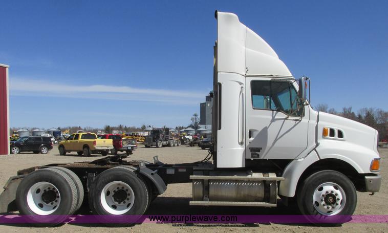 image for item A8782 2007 Sterling L9500 semi truck