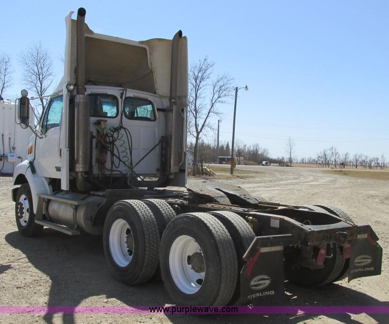 image for item A8782 2007 Sterling L9500 semi truck