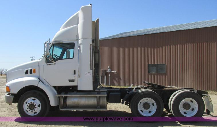 image for item A8782 2007 Sterling L9500 semi truck