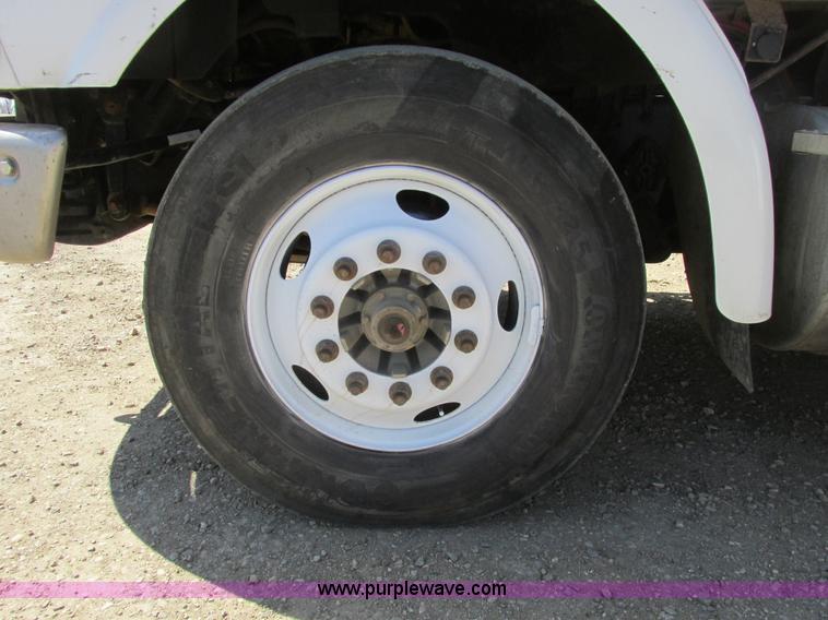 image for item A8782 2007 Sterling L9500 semi truck