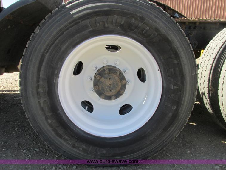 image for item A8782 2007 Sterling L9500 semi truck