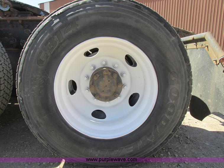 image for item A8782 2007 Sterling L9500 semi truck