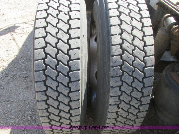 image for item A8782 2007 Sterling L9500 semi truck