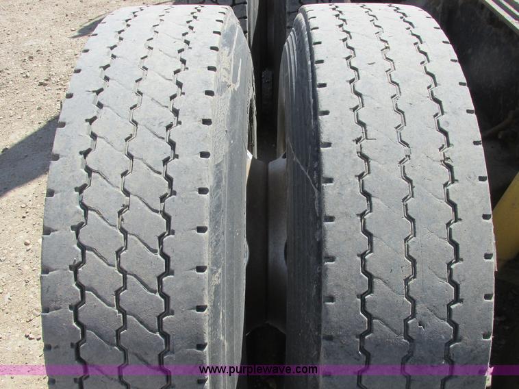 image for item A8782 2007 Sterling L9500 semi truck