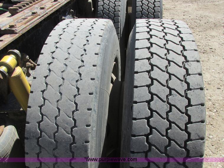 image for item A8782 2007 Sterling L9500 semi truck