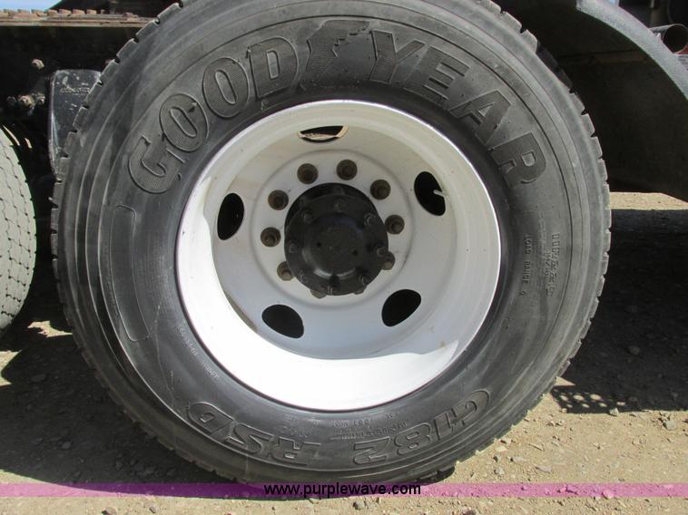 image for item A8782 2007 Sterling L9500 semi truck