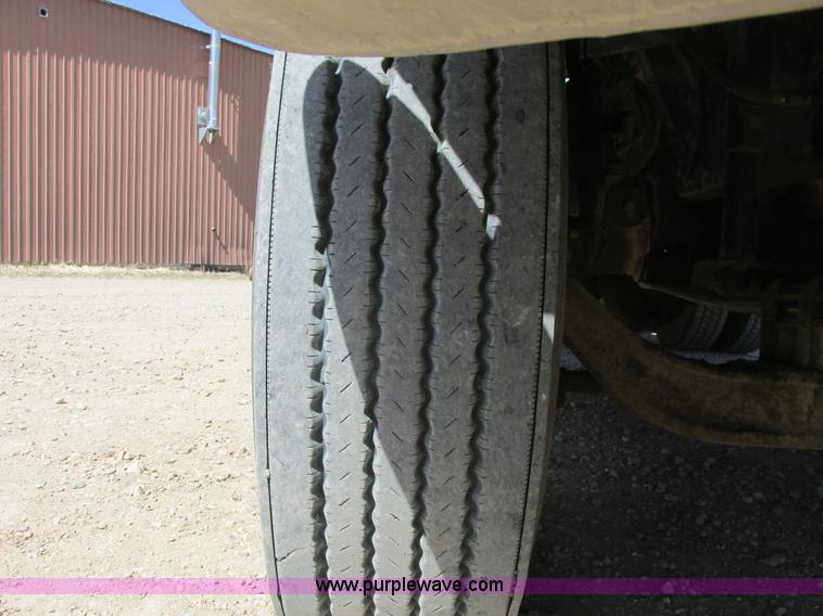 image for item A8782 2007 Sterling L9500 semi truck