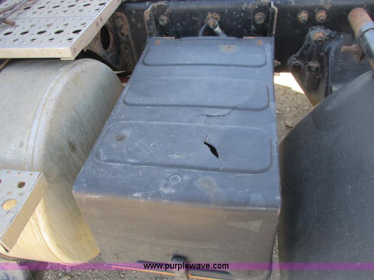 image for item A8782 2007 Sterling L9500 semi truck