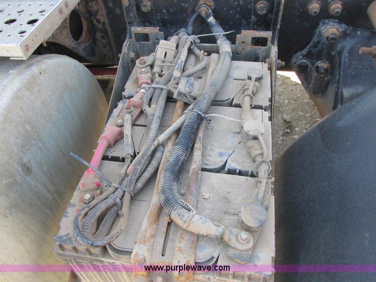 image for item A8782 2007 Sterling L9500 semi truck