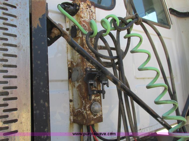 image for item A8782 2007 Sterling L9500 semi truck