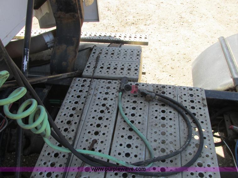 image for item A8782 2007 Sterling L9500 semi truck