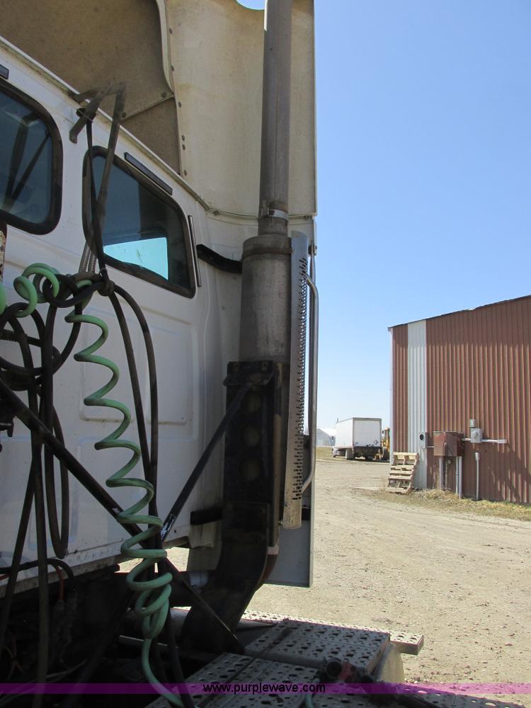 image for item A8782 2007 Sterling L9500 semi truck