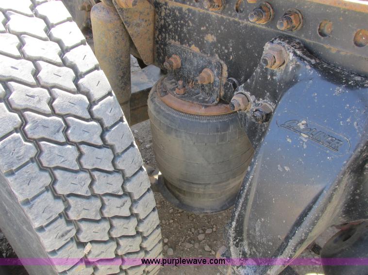 image for item A8782 2007 Sterling L9500 semi truck