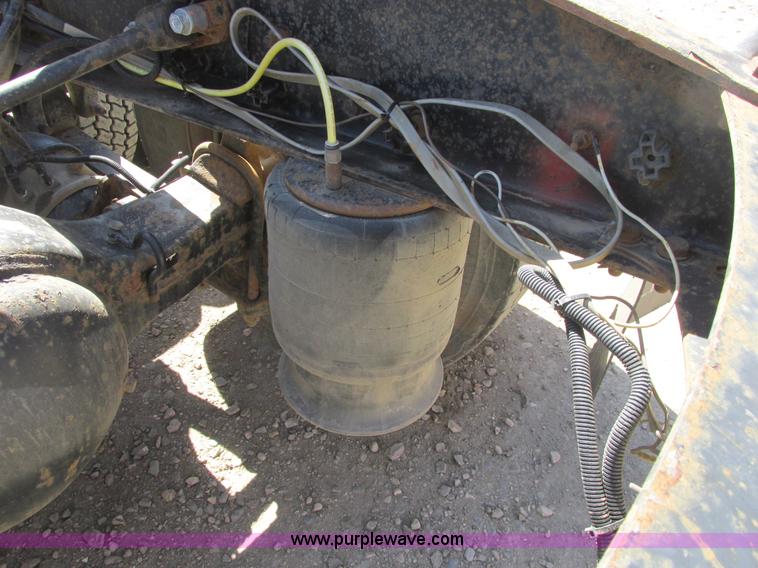 image for item A8782 2007 Sterling L9500 semi truck