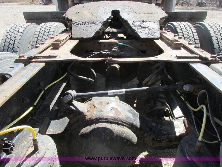 image for item A8782 2007 Sterling L9500 semi truck