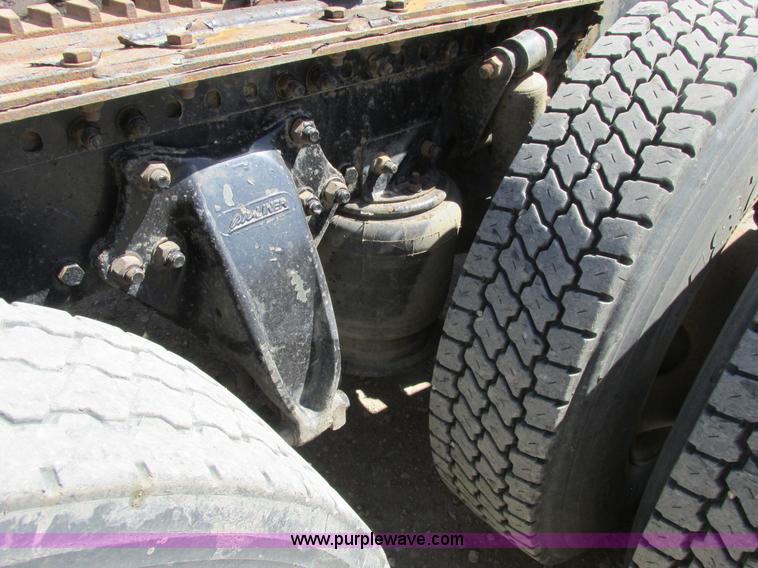 image for item A8782 2007 Sterling L9500 semi truck