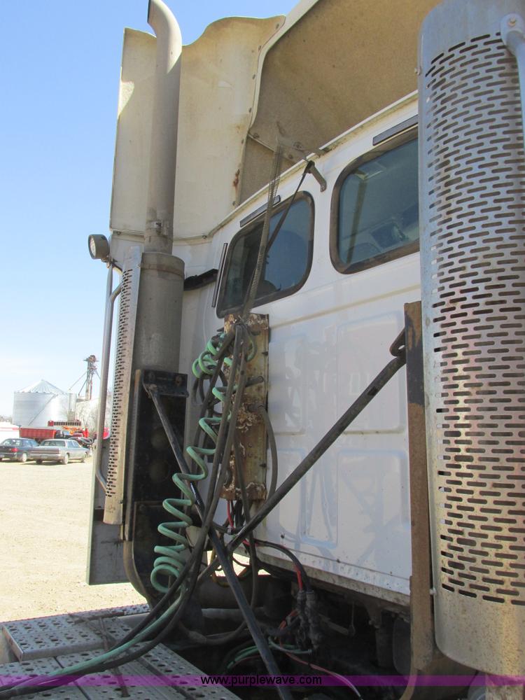 image for item A8782 2007 Sterling L9500 semi truck