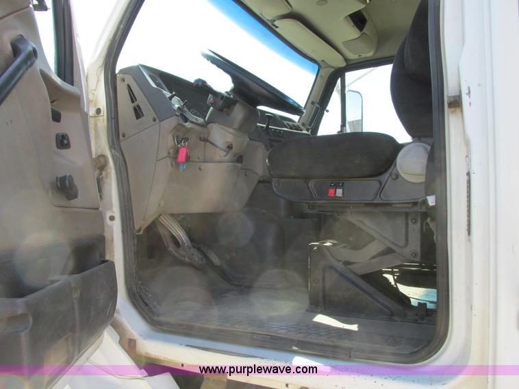 image for item A8782 2007 Sterling L9500 semi truck