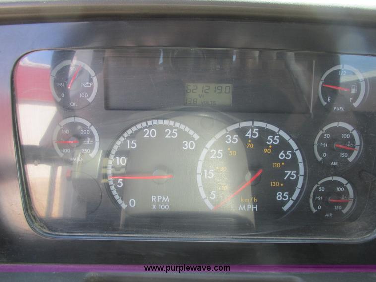 image for item A8782 2007 Sterling L9500 semi truck