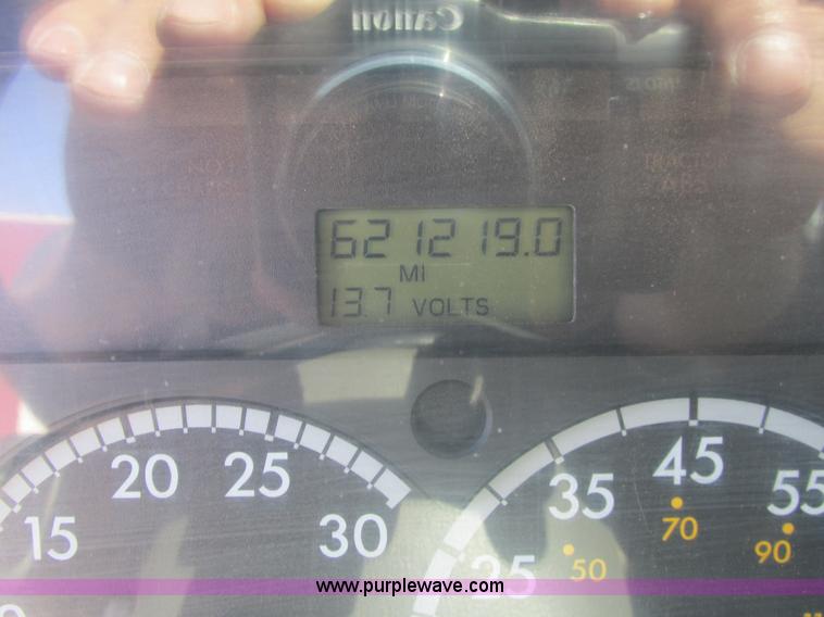 image for item A8782 2007 Sterling L9500 semi truck