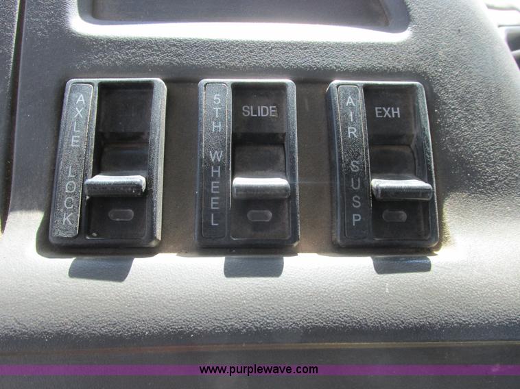 image for item A8782 2007 Sterling L9500 semi truck