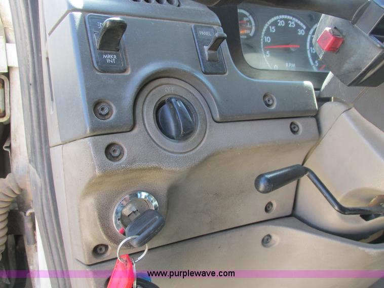 image for item A8782 2007 Sterling L9500 semi truck