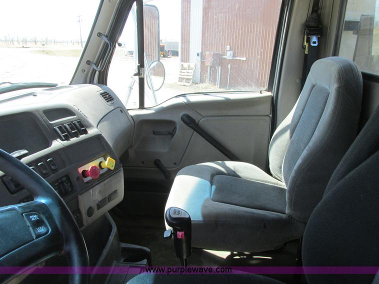 image for item A8782 2007 Sterling L9500 semi truck