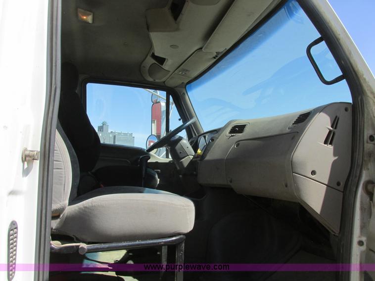 image for item A8782 2007 Sterling L9500 semi truck