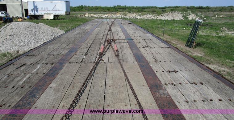 image for item D2427 1993 Transcraft TL120 flatbed trailer