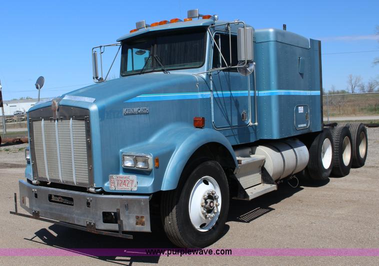 image for item F7669 1992 Kenworth T800 semi truck