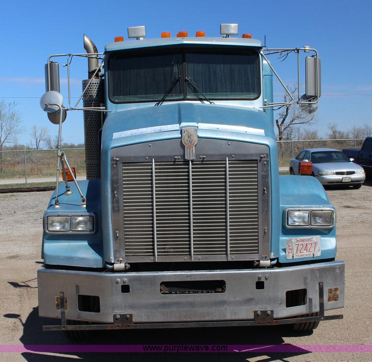image for item F7669 1992 Kenworth T800 semi truck
