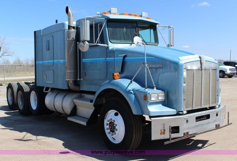 image for item F7669 1992 Kenworth T800 semi truck