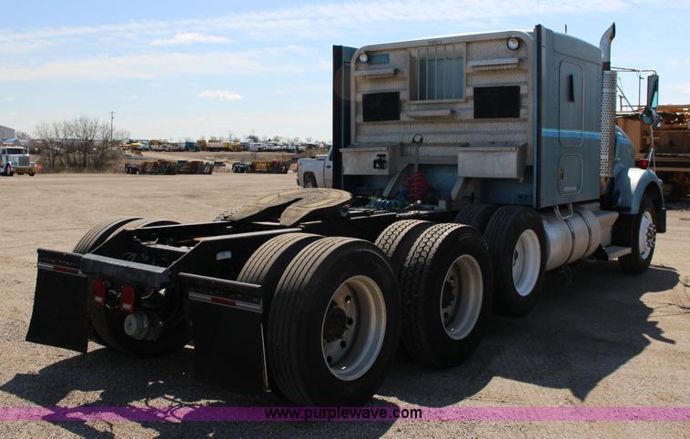 image for item F7669 1992 Kenworth T800 semi truck