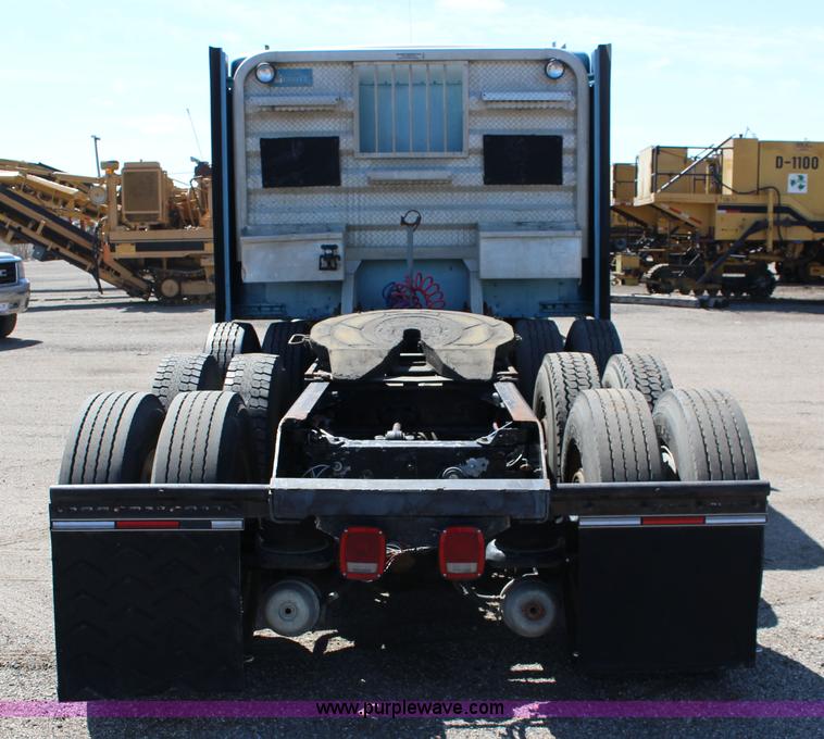 image for item F7669 1992 Kenworth T800 semi truck