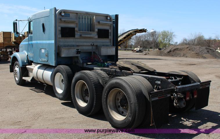 image for item F7669 1992 Kenworth T800 semi truck