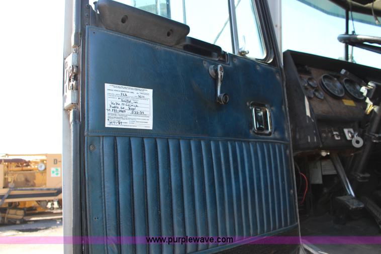 image for item F7669 1992 Kenworth T800 semi truck