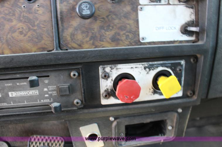 image for item F7669 1992 Kenworth T800 semi truck