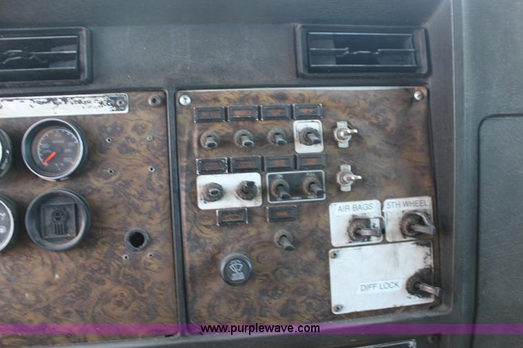 image for item F7669 1992 Kenworth T800 semi truck