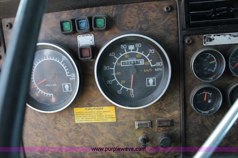 image for item F7669 1992 Kenworth T800 semi truck