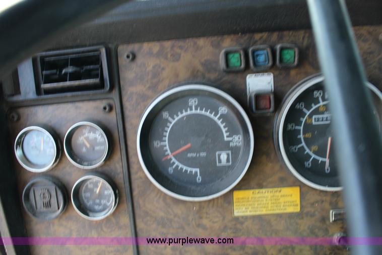 image for item F7669 1992 Kenworth T800 semi truck