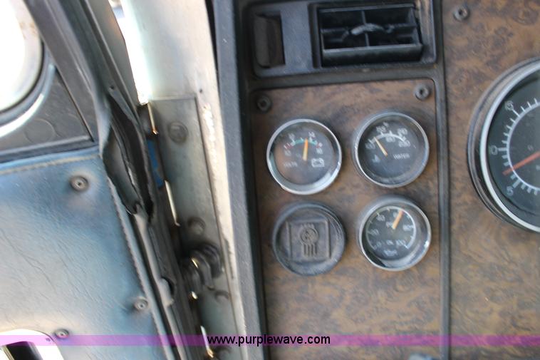 image for item F7669 1992 Kenworth T800 semi truck