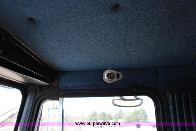 image for item F7669 1992 Kenworth T800 semi truck