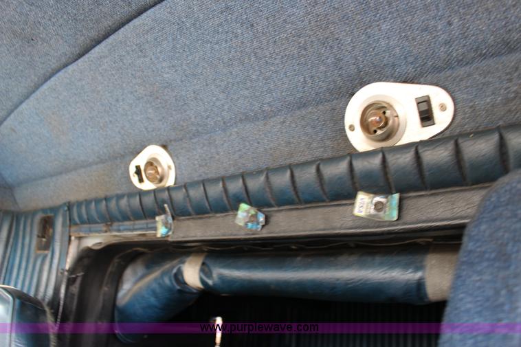 image for item F7669 1992 Kenworth T800 semi truck