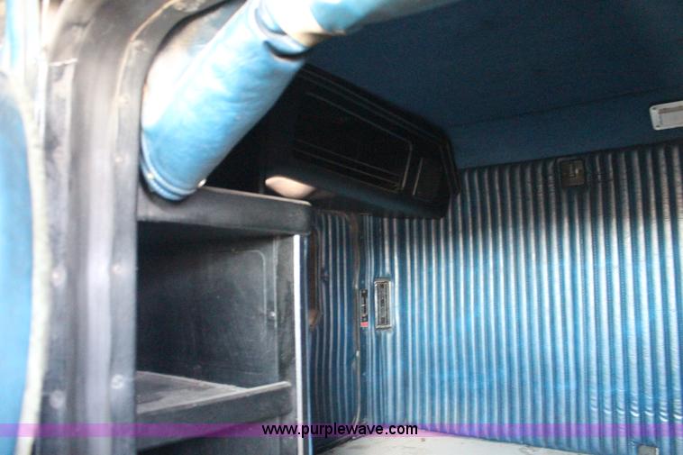 image for item F7669 1992 Kenworth T800 semi truck